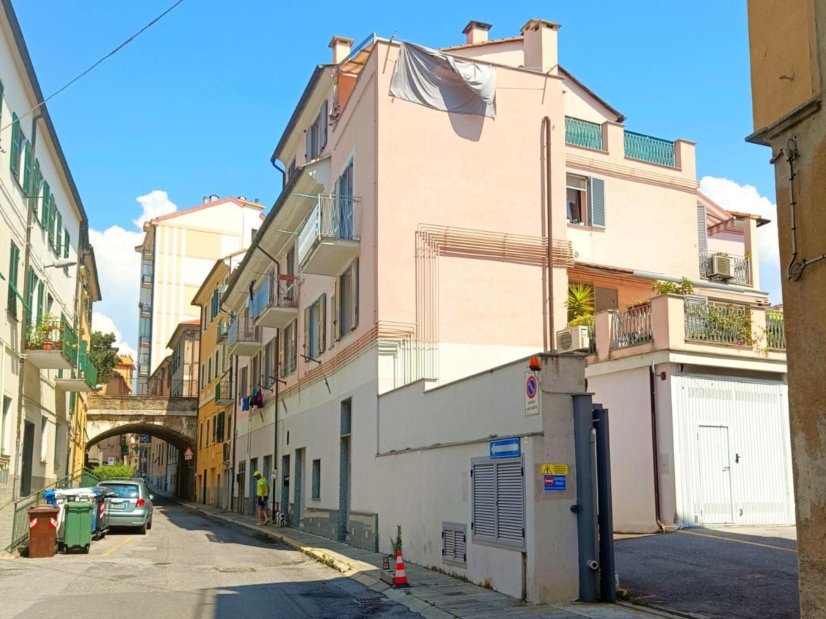 A Casa Di Pizz - Bilocale Con Parcheggio Privato Apartamento Savona Exterior foto